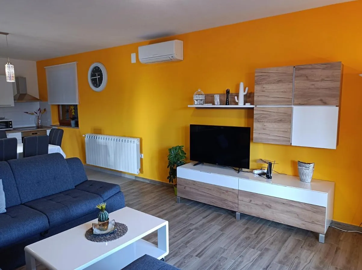 לאבין Apartman Biba