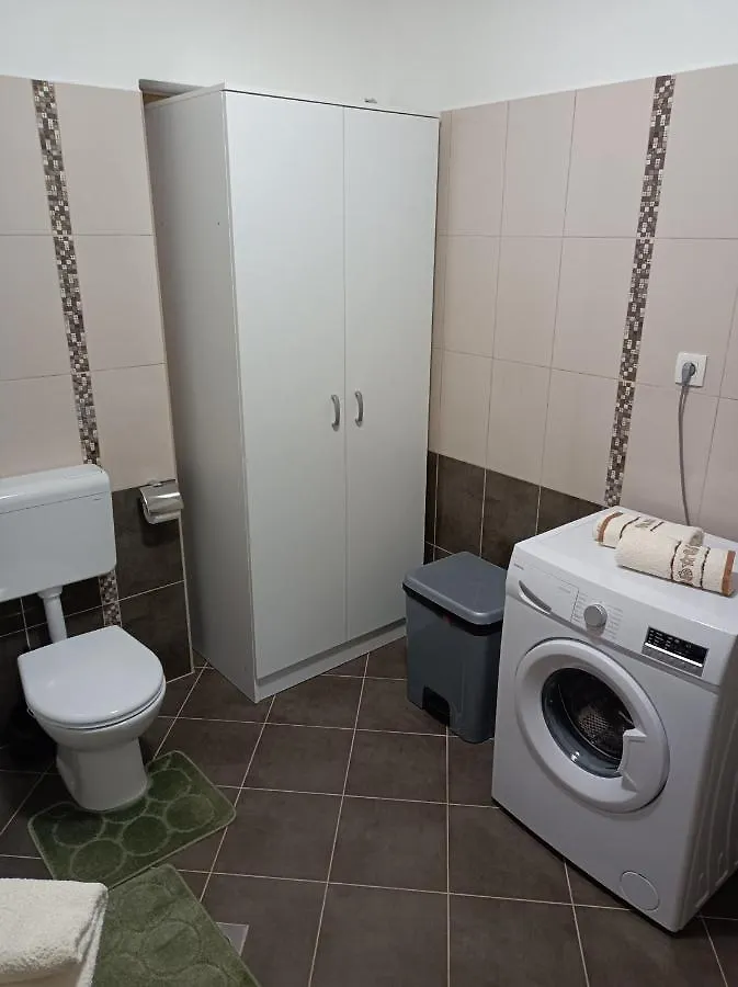 לאבין Apartman Biba